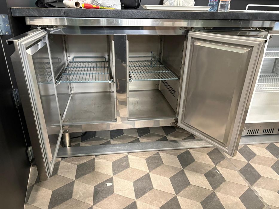 Vitrina cofetarie si masa rece stare impecabila