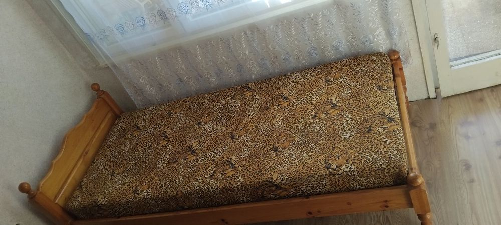 Продавам легло 90/200 см.