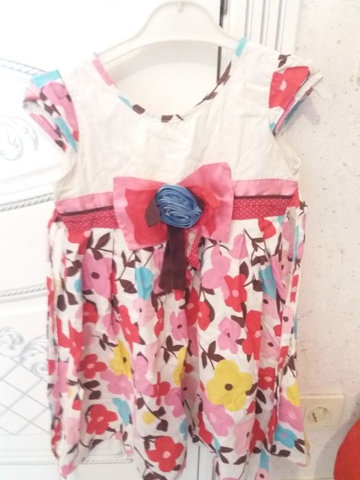 Платье  от 3 до 9 лет есть белые