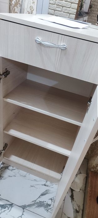 Тумба и зеркало .