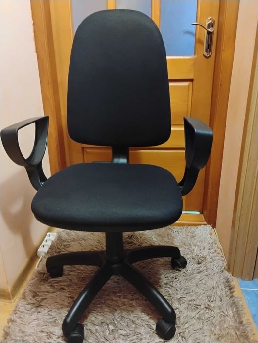 Vând scaun de birou.