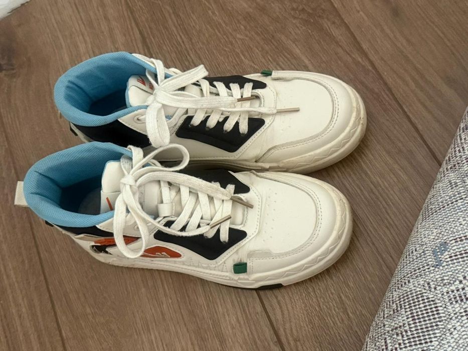 Продам кроссовки 4000