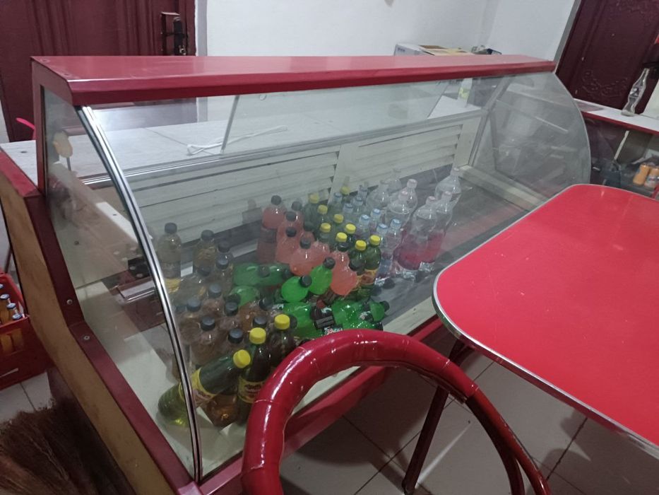 Vetrena xolodilnik sotiladi narxini kelishamz ishlab turgan xolodilnik