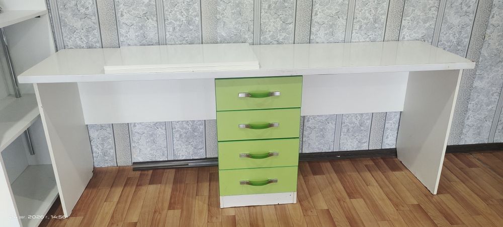 Продам стол и полку.