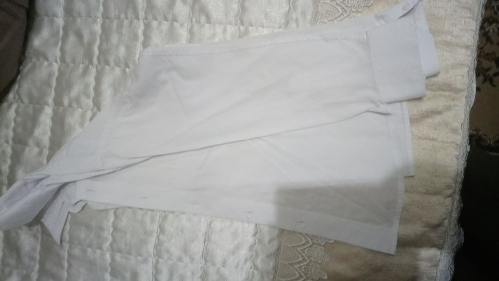 Школьная форма и много пар джинс