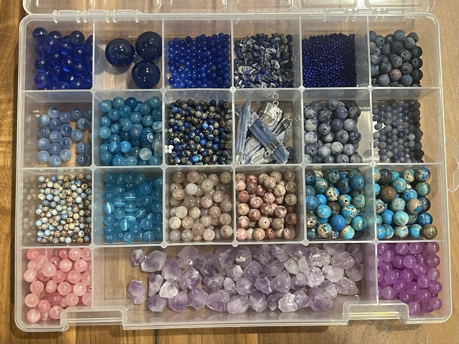 Кутия мъниста за бижута — естествени полускъпоценни камъни и други