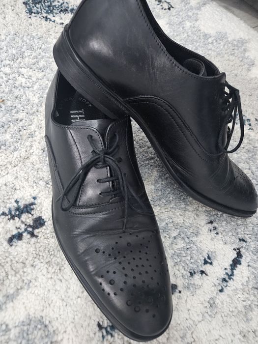 Pantofi bărbați din piele naturală, negri – purtați o singură dată
Ce