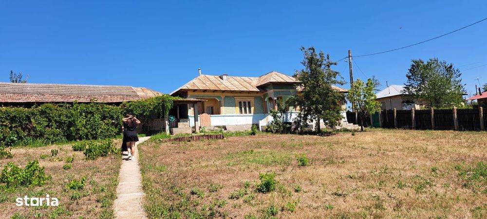 Casa  locuibila , curte de aprox.2500 mp