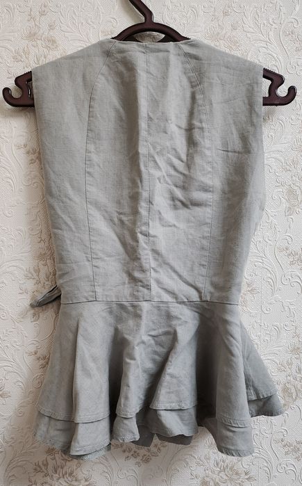 Оливковая жилетка