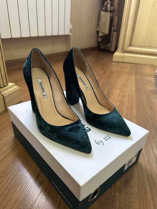 Бархатные туфли с каблуком