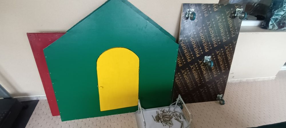 Дървена  колиба  от  кофражни  плоскости