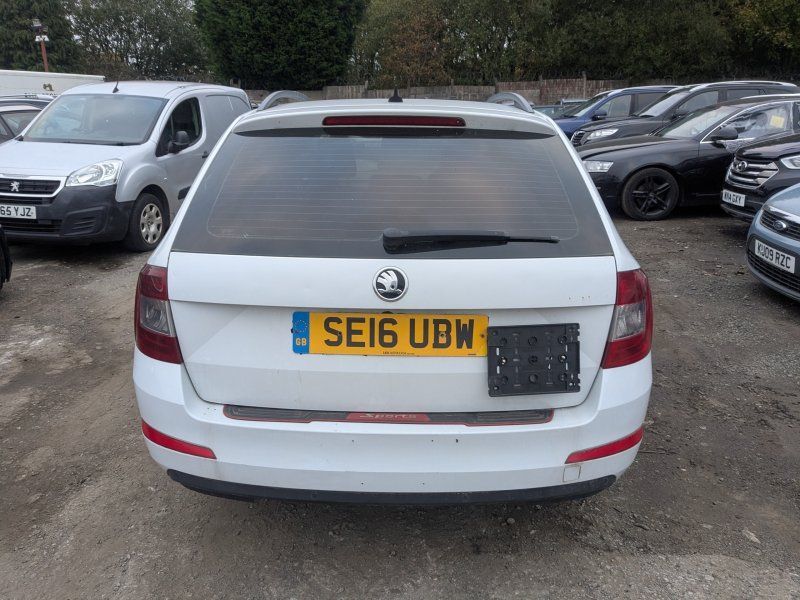 Dezmembrari / Dezmembrez Skoda Octavia 3 Combi (5E5) 2.0 TDI CRMB cutie viteze manual cod culoare LS9R