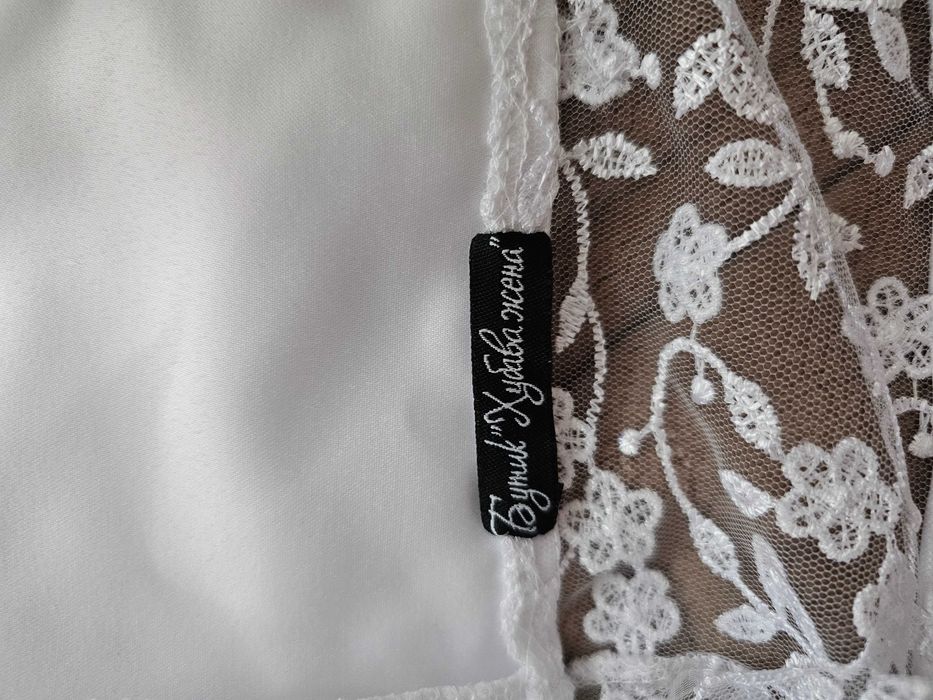 Официална бяла рокля с дантела