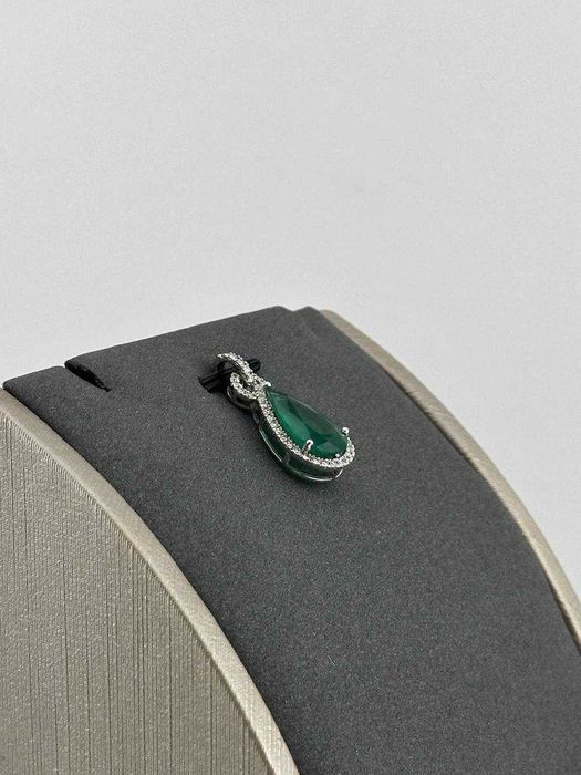 Кулон с изумрудом и бриллиантами