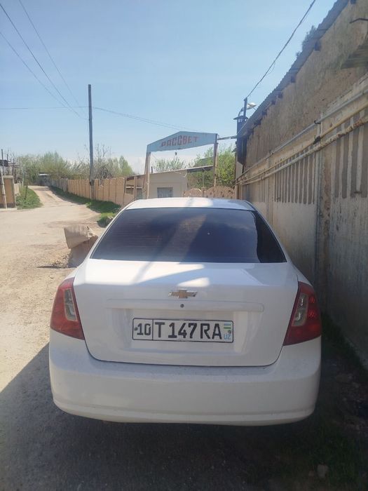 Lacetti 1.8 sotiladi