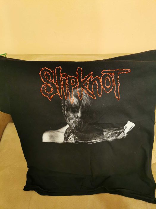 Продавам две тениски и зимна шапка на Slipknot