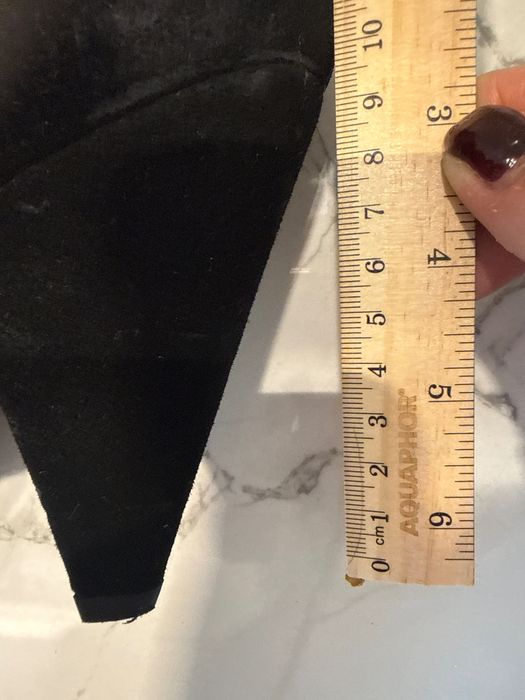 Ботуши от естествен велур.