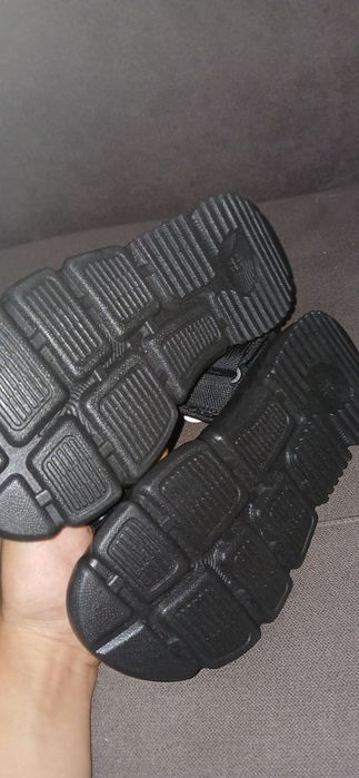 Продам новые детские сандали