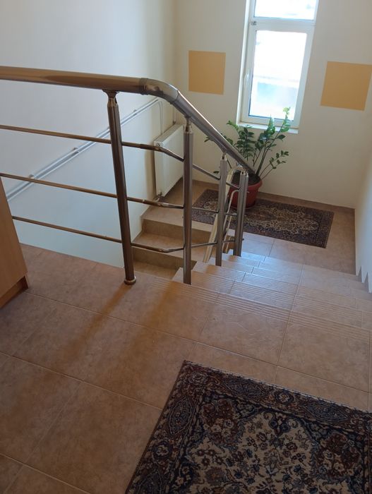 Продава двуетажна сграда жилище и два търговски обекта