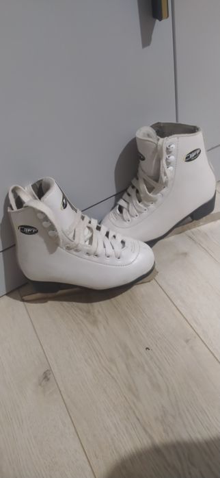 Коньки фигурные.