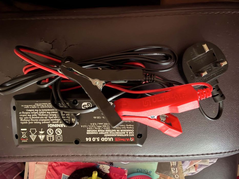 redresor inteligent pentru baterii auto și moto marca Ultimate Speed.