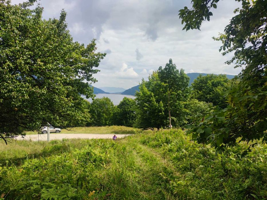 Vand teren 1.712 mp cu vedere la lac, lângă pădure – Valea Uzului, Bacău