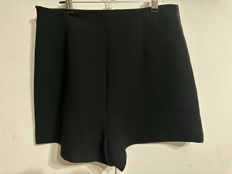 Шорты с вырезом Zara, М размер