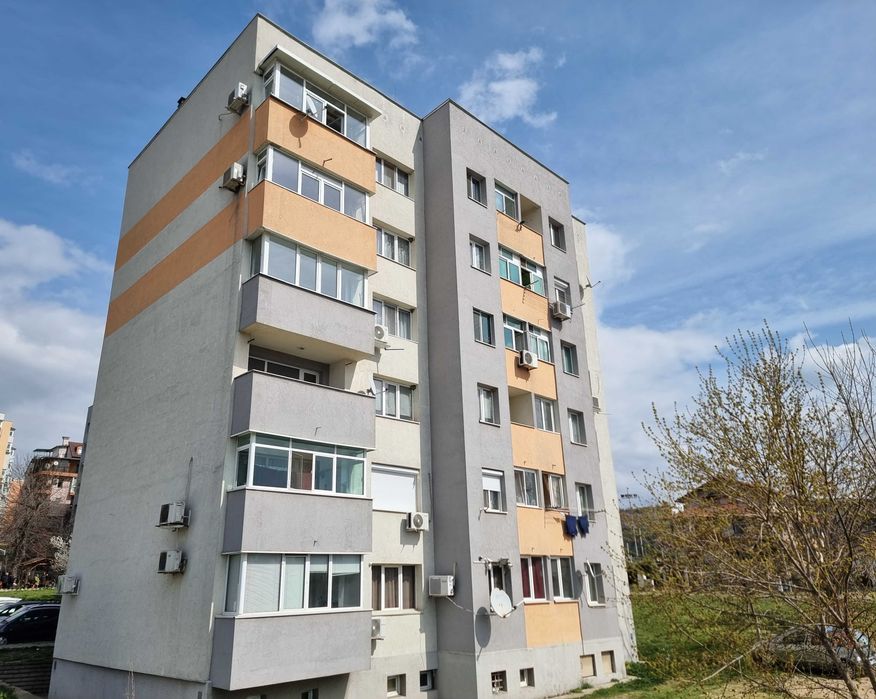 Двустаен апартамент за продажба в саниран блок в кв. Струмско