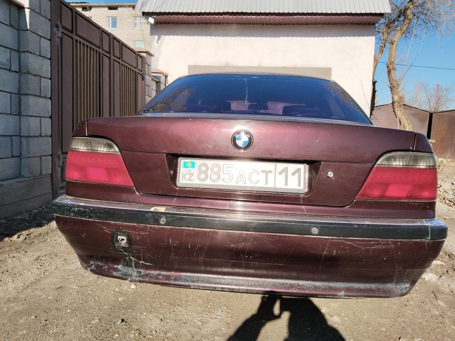 Машина Бмв Е 38  3куб, 1995 год газ бензин