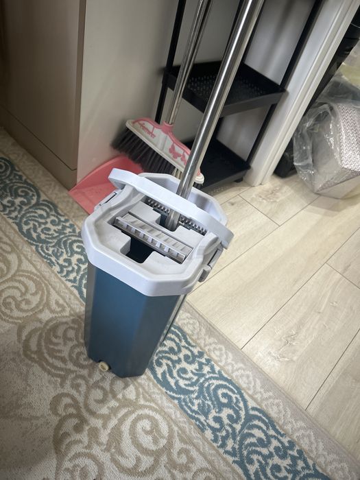 Швабра новая серого цвета