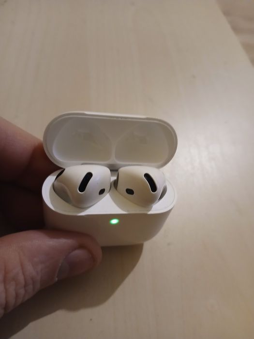 IPhone  AirPods  4