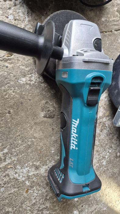 Set Makita cu baterii si incarcator
