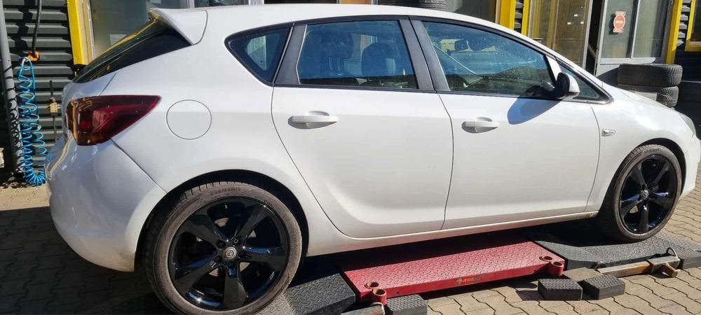 Opel Astra J Cosmo 2010 Hatch • 1.7 CDTI 125CP • Manual • AFL Bi-Xenon