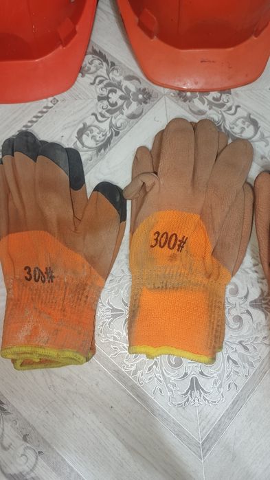 Продам перчатки каски