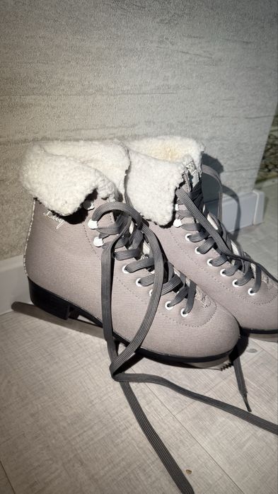 коньки женские.