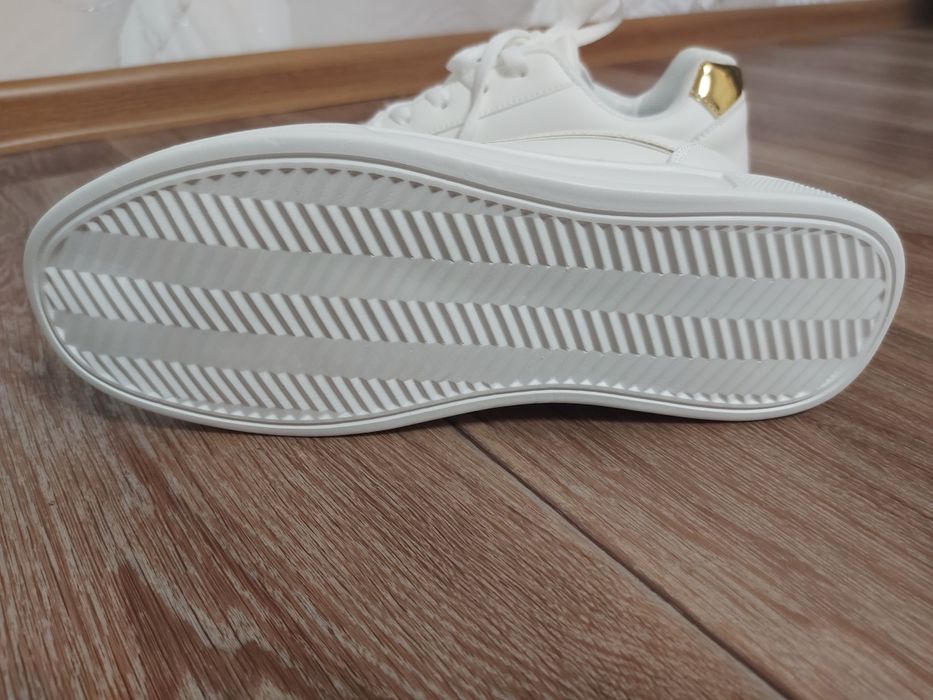 Кроссовки женские