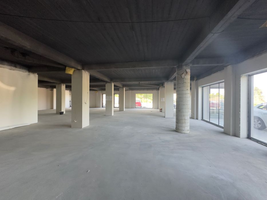 De inchiriat doua spatii comerciale in Suceava str Traian Vuia 224mp si 327mp