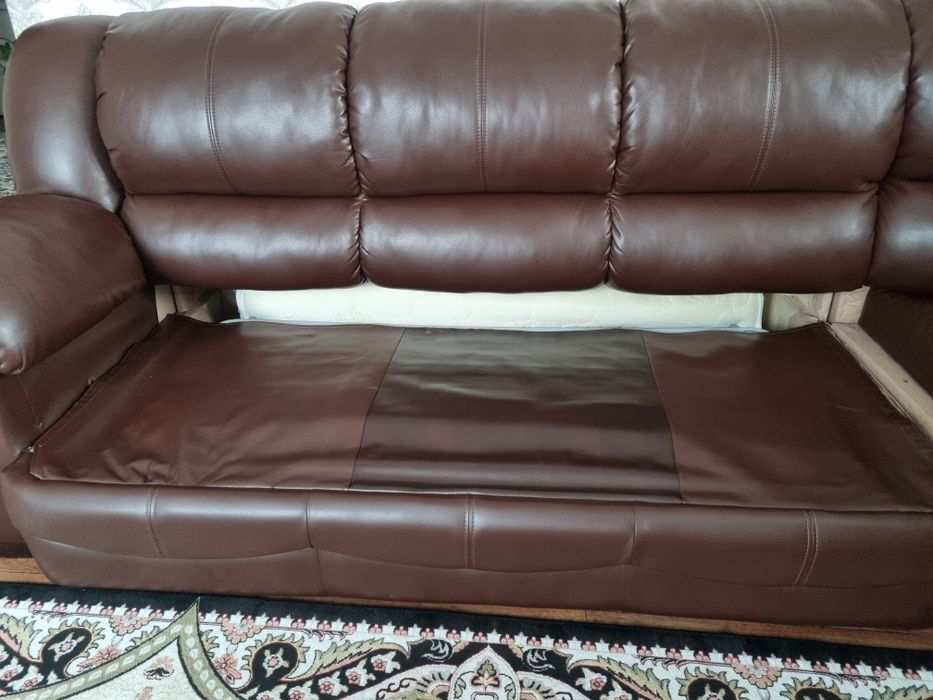 Диван кожанный..