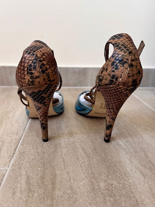 ЧИСТО НОВИ Елегантни високи обувки в синьо и змийски принт