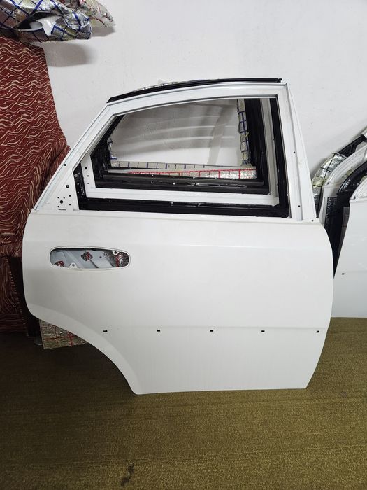 Jentra eshiklar orqa o'ng tomon