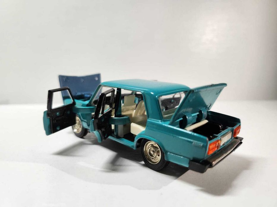 модель ВАЗ 2105   1 : 43  "Саратов"