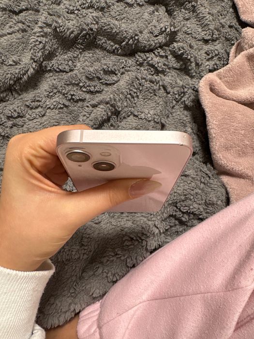 Продавам iPhone 13 с  леки следи от употреба.
