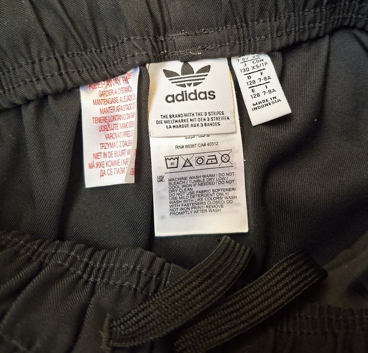 Pantaloni adidas in stare excelenta masura 128