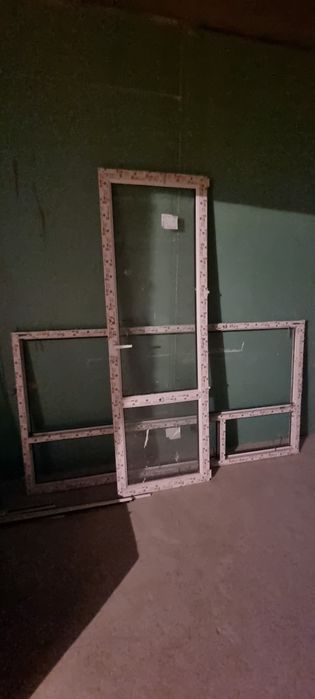 Продам балконную дверь с рамой