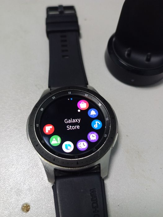 Продавам Samsung Galaxy watch SM-R800