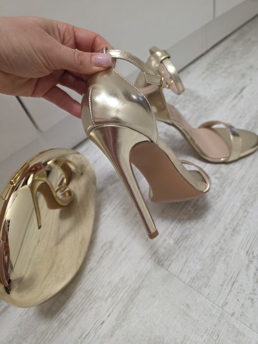 Чисто нови сандали на ток с чанта