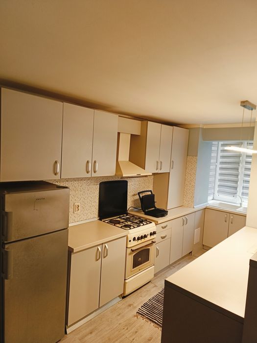 Închiriez apartament cu 2 camere
