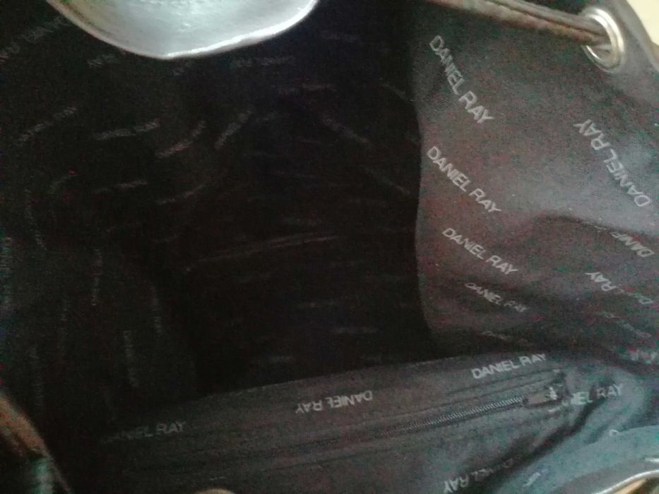 Продавам черна кожена дамска раница на Даниел Рей с 6 джобчета