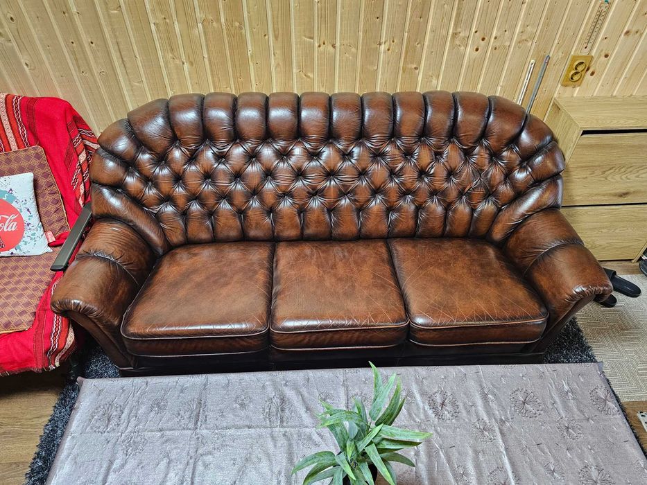 Кожен диван Честърфийлд