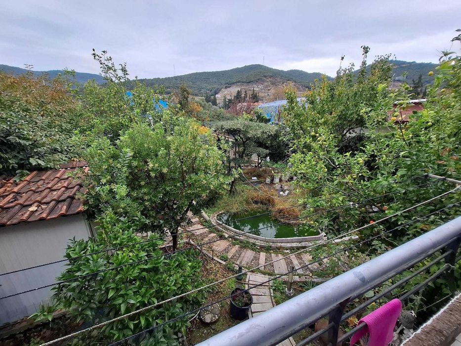 Продават се два апартамента по 50 м2 с общ двор 360 м2 в Аспровалта, Гърция